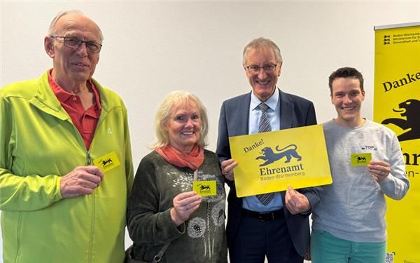 Die ersten Ehrenamtskarten erhielten von Landrat Roland Bernhard (Zweiter von rechts) Margrit Clauß (Schwäbischer Albverein, Leonberg), Willibald Röschl (stellvertretender Vorsitzender Gesang- und Sportverein Maichingen, links) und Jonas Hartmann (Geschäftsführer von „TOP Bouldering“ in Malmsheim, rechts). GB-Foto