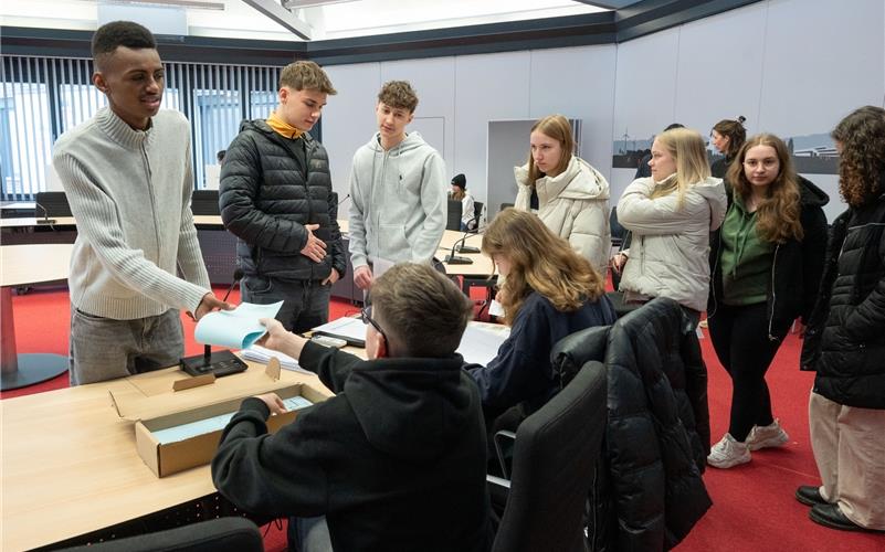 Die ersten Schüler der Gemeinschaftsschule wagen sich am Donnerstagmorgen im Sitzungssaal des Rathauses an die Urne. Die Juniorwahlen gibt es deutschlandweit an Schulen, die Ergebnisse sind ab Sonntag auf der Homepage der Aktion. GB-Foto: Vecsey