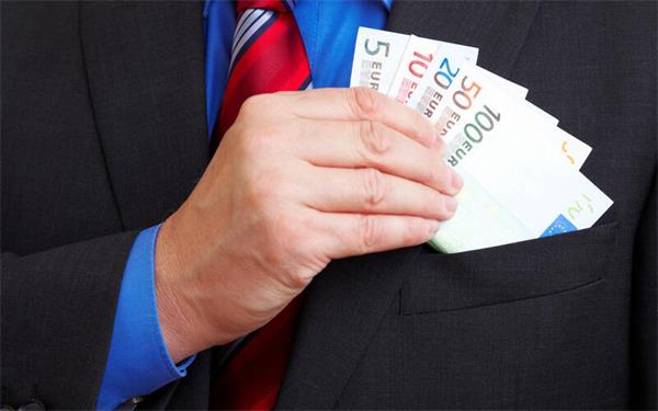 Die falschen Bänker behaupteten, das Geld der Senioren auf Falschgeld prüfen zu müssen. GB-Foto: Robert Kneschke/Adobe - Stock