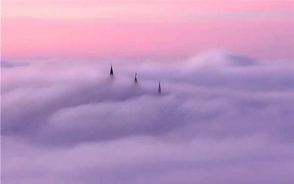 Die fürstlichen Turmspitzen brechen die dichte Wolkendecke auf