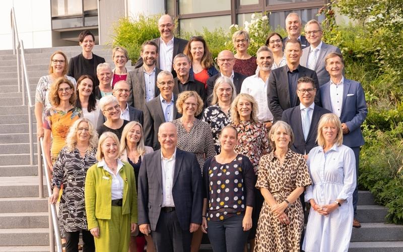 Gelebte Kontinuität und Verbundenheit Die geehrten Jubilare des Bankunternehmens.