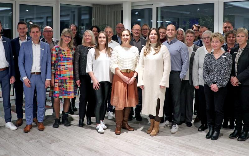 Die geehrten Mitarbeiter bei der Volksbank in der Region.