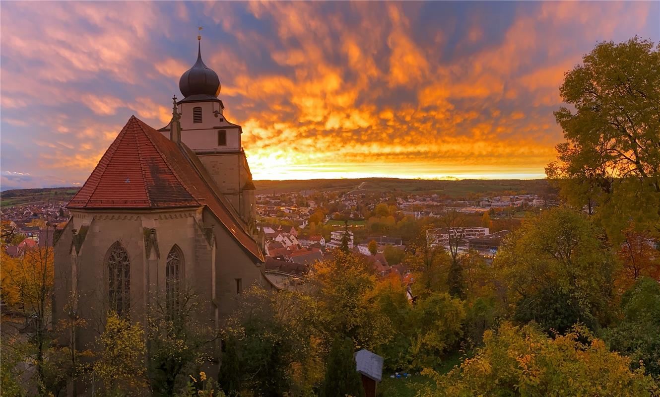 Die goldene Herbstsonne über Herrenberg genießt Dr. Christoph Öhm-Kühnle.