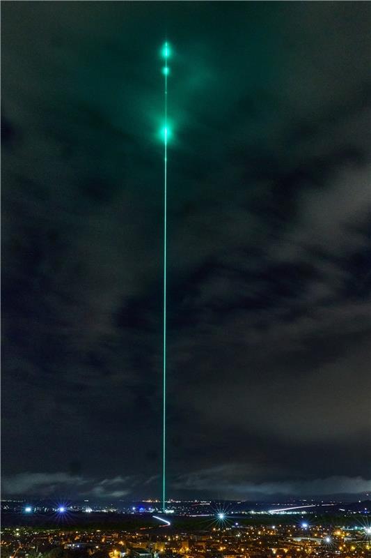 Die größte Geburtstagskerze der Welt. Der grüne Laserstrahl war ca. 10 km hoch u...