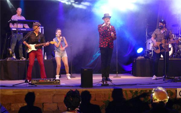 Die große Schlagerparty mit „Familie Hossa“ in der Schlossanlage Wildberg ist ein voller Erfolg. Das Partyvolk hält nichts auf den Stühlen. GB-Foto: Stadler