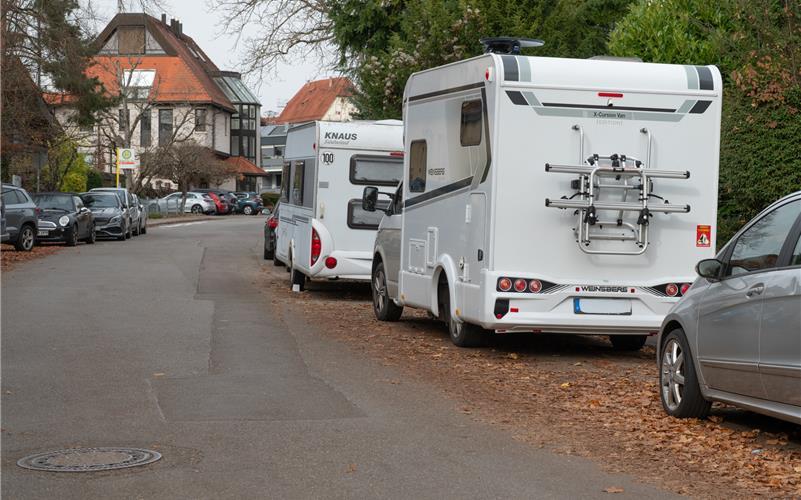 Die im Quartier abgestellten Wohnmobile ärgern einige Bewohner. GB-Foto: Vecsey