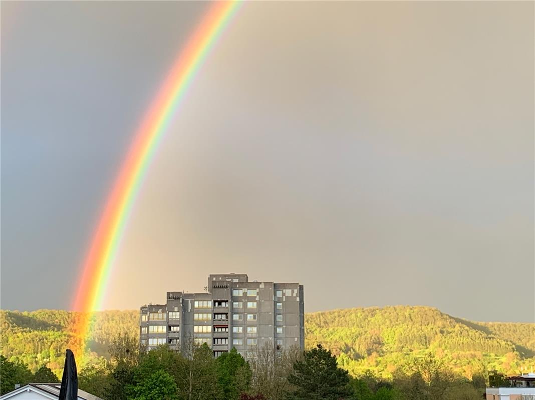 Die intensiven Farben eines Regenbogens über dem Herrenberger Ziegelfeld und der...