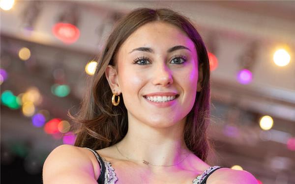 Die junge Tänzerin Mailin Faix, die inzwischen an der Tanzschule Grasy in Nebringen selbst unterrichtet, hat DJBobo dieses Jahr auf mehreren Konzerten seiner Tour als Backstage-Tänzerin begleitet. GB-Foto: Vecsey