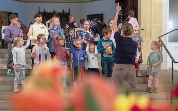 Die kleine Kantorei unter Leitung von Anja Tschamler trat beim Gemeindefest ebenfalls auf. GB-Foto: Vecsey