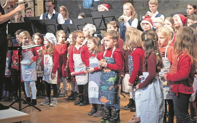 Die kleinen Weihnachtsbäcker haben das passende Outfit zum Lied.GB-Foto: Schmidt