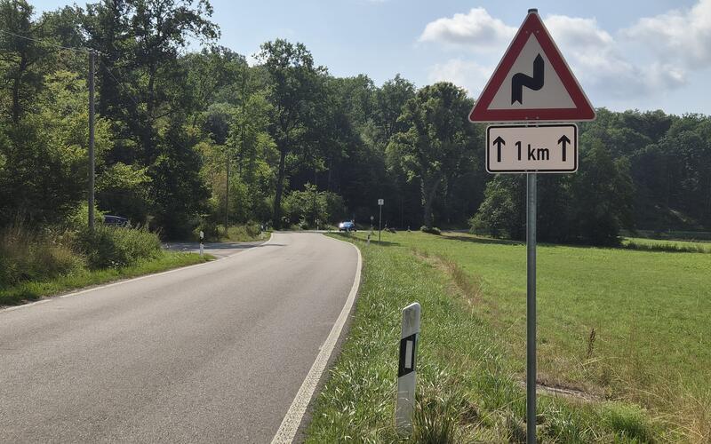 Die kurvenreiche Strecke durch das Maurener Tal soll durch Geschwindigkeitsbegrenzungen sicherer werden. GB-Foto: Nüssle