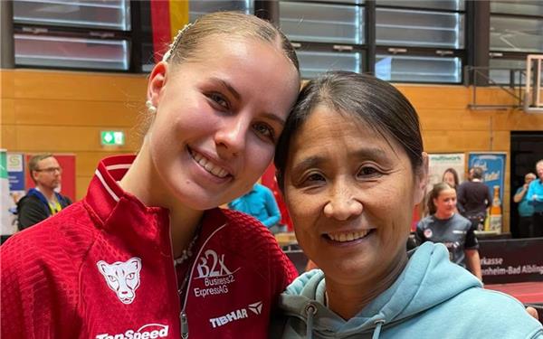 Die langjährige Böblinger Teamkollegin Annett Kaufmann (links) überreichte Qianhong Gotsch zur Verabschiedung einen Blumenstrauß. GB-Foto: gb