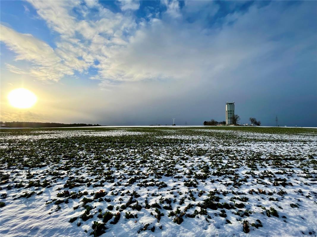 Die letzten Sonnenstrahlen des Wintertages, bevor die Wolkenfront sich davorschi...