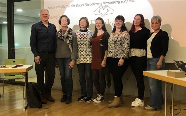 Die neu gewählte Vorstandssprecherin Claudia Menzel (rechts) und der wiedergewählte Finanzvorstand Martin Seibold (links) flankieren die anwesenden Jubilare vom Liederkranz Herrenberg (von links): Cornelia Schindelin, Viola Falkenried, Leonie Wimmer, Sandy Pommerenke (Vorstand „Voices ltd.“) und Marga Jesser. GB-Foto: Denner