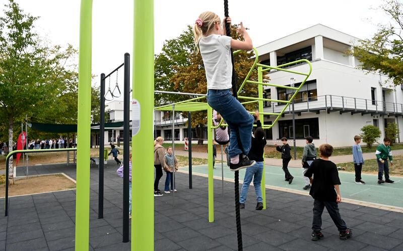 Die neue Calisthenics-Anlage wurde direkt in Beschlag genommen, während im Hintergrund die Feier zur Erweiterung des Schulgebäudes mit Hocketse stattfand. GB-Foto: Holom