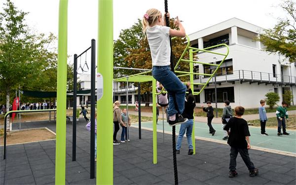 Die neue Calisthenics-Anlage wurde direkt in Beschlag genommen, während im Hintergrund die Feier zur Erweiterung des Schulgebäudes mit Hocketse stattfand. GB-Foto: Holom