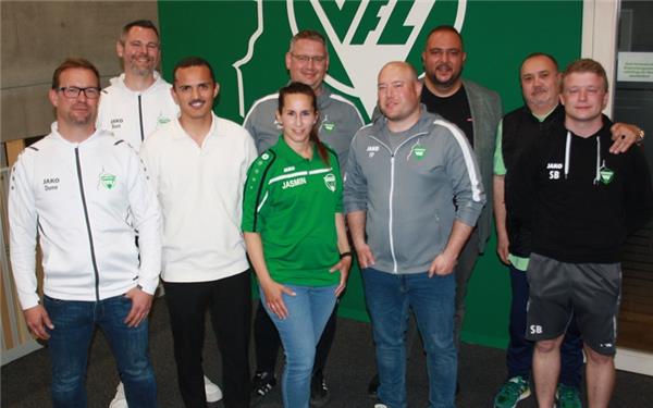 Die neue Führungsriege der Fußballabteilung des VfL Herrenberg mit (von links) Dominique Blümke, Bastian Stephan, Sven Schlayer, Jasmin Kloss, Timo Kerstan, Felix Piskai, Emrah Rahat, Giuseppe Costanza und Steffen Bohle. GB-Foto: gb