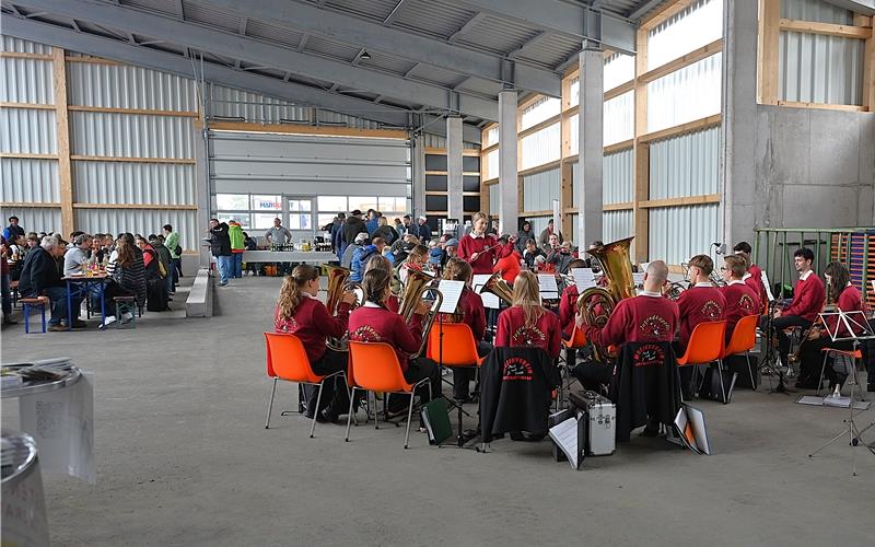 Die neue Jettinger Bauhofhalle bestand am Tag der offenen Tür auch den Eignungstest als Festhalle. GB-Foto: Reichert
