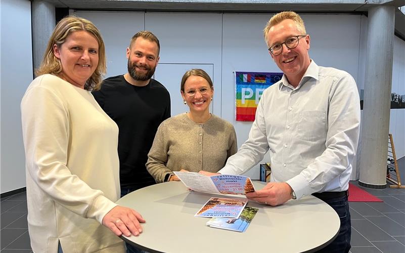 Die neue Schulsozialarbeiterin wird begrüßt (von links): Martina Köhnlein, Samuel Brenner, Helen Gärtner und Bürgermeister Hans Michael Burkhardt GB-Foto: gb