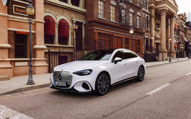 Die neue elektrische C-Klasse: Blickfang an der Front ist der neue ikonische Grill. GB-Foto: Mercedes-Benz AG – Communication