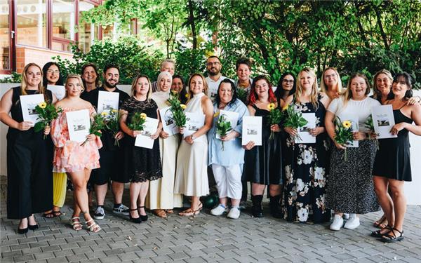 Die neuen Praxisanleiter mit ihrem Zertifikat über die berufspädagogische Qualifikation zur praktischen Anleitung Auszubildender in Pflegeberufen. GB-Foto: gb