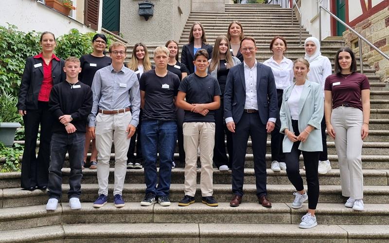 Die neuen städtischen Azubis und Einführungspraktikantinnen mit Oberbürgermeister Nico Reith (Fünfter von rechts), Kathrin Wanner (Personalabteilung), Melanie Ortwein (Amt für Kinder und Familie) und Stefanie Widmann (Personalratsvorsitzende). GB-Foto: gb