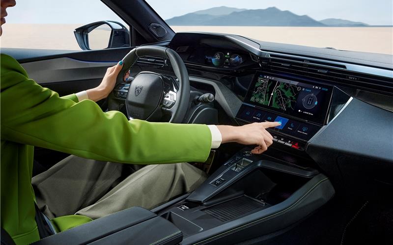 Typisch ist die katzenhafte Silhouette Die neueste Generation des Peugeot i-Cockpits befindet sich im 408.