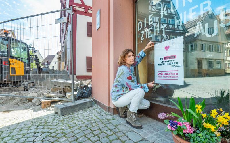 Die nicht enden wollende Baustelle des Fruchtkastens zwingt Olga Beckmann zur Schließung ihres Kunststudios. GB-Foto: Vecsey
