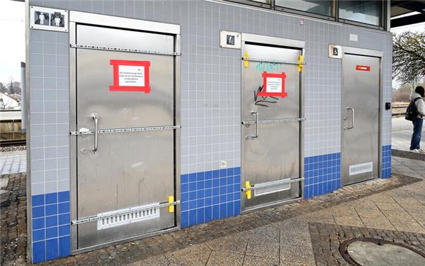 Die öffentliche Toilette auf dem Bahnhofsvorplatz: Derzeit kann sie nicht benutzt werden.GB-Foto: Holom