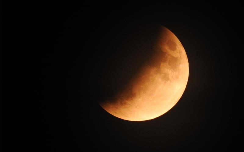 Magische Momente über dem Feld Die partielle Mondfinsternis ermöglichte ein ungewöhnliches Schauspiel am HimmelGB-Foto: Sabine Schöllkopf