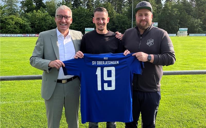 Die „perfekte Ergänzung“: Dominik Stojcevic (Mitte), mit SVO-Vereinchef Dirk Graf (links) und Spielleiter Sascha Deckers, hat in Oberjesingen unterschrieben. GB-Foto: Zvizdiç