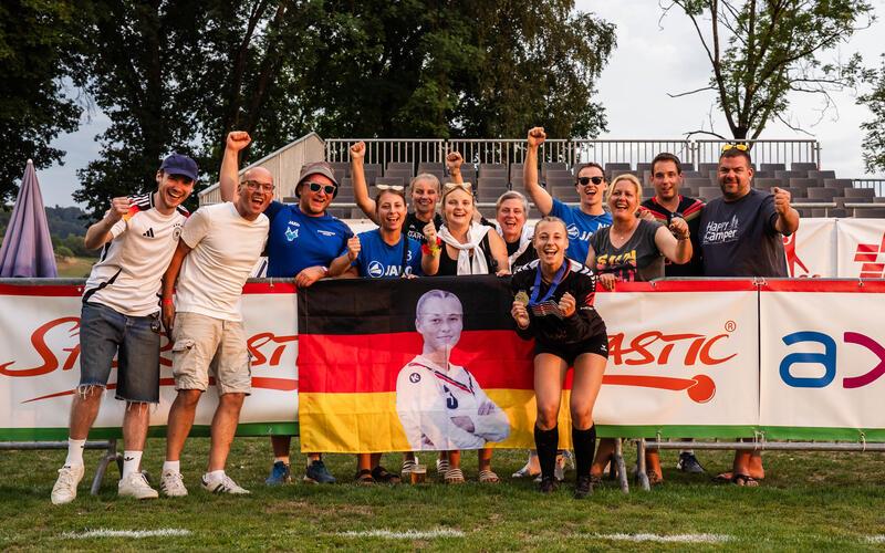 Die persönlichen Fans sind ein Anker im Publikum, der Ann-Kathrin Motteler (im Vordergrund) Sicherheit gibt. GB-Foto: Rüegger