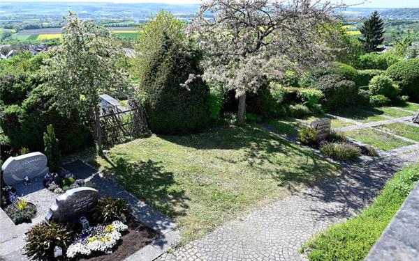 Die pflegearmen Urnengrabstellen sollen auf der mittleren Ebene direkt an den Treppen entstehen. GB-Foto: Holom