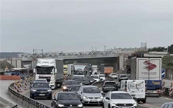 Die provisorische Brücke über die Autobahn verbindet Sindelfingen und Böblingen, solange an der neuen Brücke gebaut wird. GB-Foto: Wegner