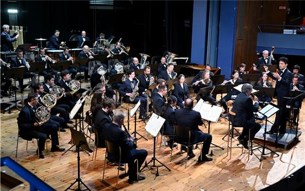 Die rund 40 Musiker des Landespolizeiorchesters gaben ein Benefizkonzert zugunsten des Tafelladens. GB-Foto: Holom