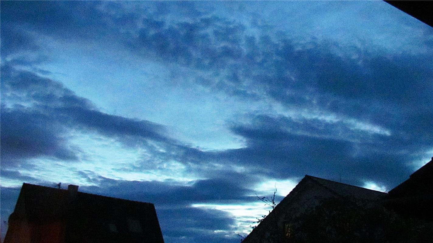 Die rußigen Fetzen ziehen weiter. Von Frank Winter aus Nebringen.