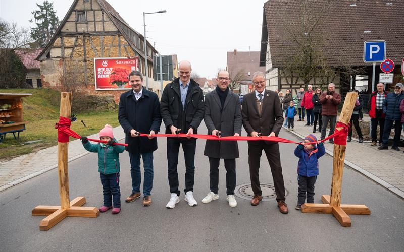 Die sanierte Öschelbronner Ortsdurchfahrt ist seit einem Monat für den Verkehr freigegeben und wurde am Freitag offiziell eingeweiht durch (von links) Verkehrsdezernent Gernot Kämmerer, den Grünen-Landtagsabgeordneten Peter Seimer, Bürgermeister Benjamin Schmid und Landrat Roland Bernhard. Zwei Kinder der Kita Mötzinger Straße assistierten dabei tatkräftig. GB-Foto: Schmidt