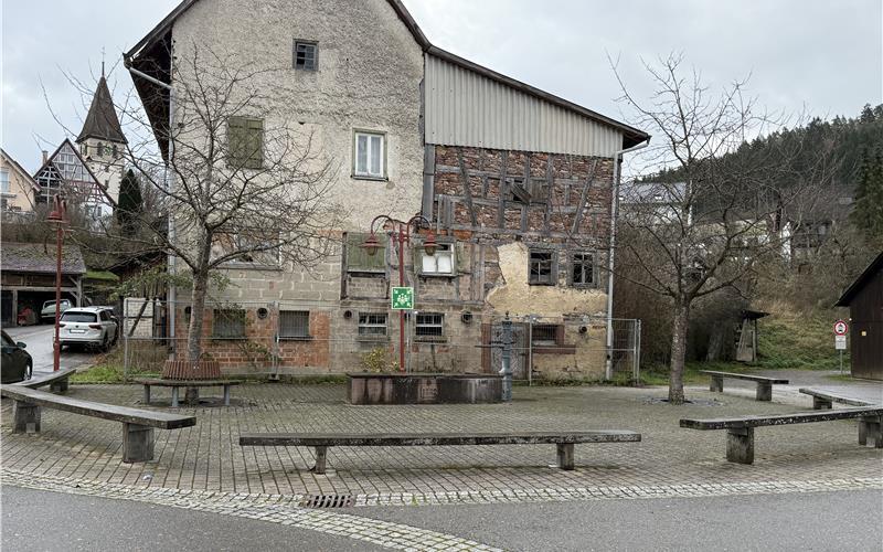 Die schadhaften Bänke auf dem Dorfplatz sollen Pollern weichen – für das marode Gebäude im Hintergrund fehlt derweil noch eine Lösung. GB-Foto: Priestersbach