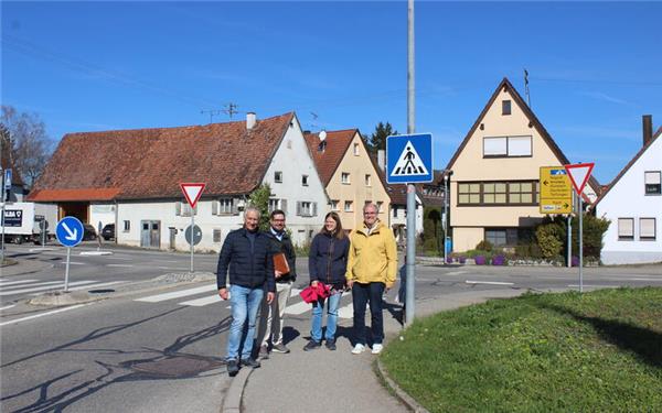 Die sogenannte „Kaiserkreuzung" in der Altinger Ortsmitte ist einer der neuralgischen Punkte, die Michel Salzer (Zweiter von links) bei seinem Informationstermin in Augenschein genommen hat.GB-Foto: Wolf-Ulrich Schnurr