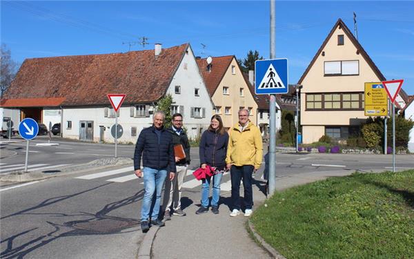 Die sogenannte „Kaiserkreuzung" in der Altinger Ortsmitte ist einer der neuralgischen Punkte, die Michel Salzer (Zweiter von links) bei seinem Informationstermin in Augenschein genommen hat.GB-Foto: Wolf-Ulrich Schnurr