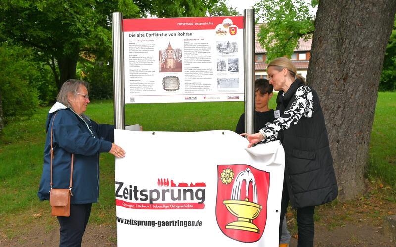 Die stellvertretende Zeitsprung-Vorsitzende Beate Losert (links) und Jugendleiterin Martina Magrini (rechts) enthüllten die Schautafel. Mit dabei war auch Martina Magrinis Neffe Samuele, der seine Tante bei den Themen, die die Vereinsjugend betreffen, unterstützt. GB-Fotos: Reichert