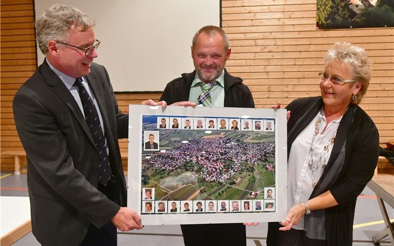 „Klarheit im Tun und ein offenes Ohr“ Die stellvertretenden Ortsvorsteher Gerd Hähnel (Mitte) und Margit Schneider überreichten dem bisherigen Ortsvorsteher Johannes Roller ein Geschenk GB-Foto: Holom