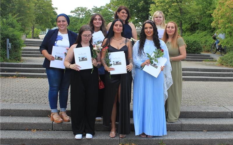 Die stolzen Absolventinnen der sozialpädagogischen Ausbildungsgänge an der Hilde-Domin-Schule mit den Abschlusszeugnissen. GB-Foto: Leonie Maier