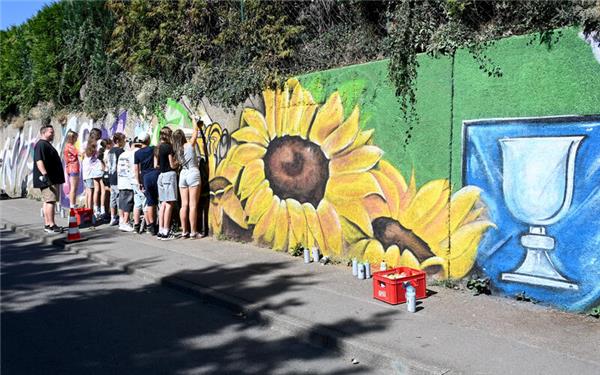 Die trostlose sanierungsbedürftige Betonwand kriegt durch das Graffiti-Projekt vorübergehend einen frischen Anstrich. GB-Foto: Holom