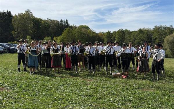 Die verschiedenen Jagdhornbläsergruppen präsentierten sowohl eigene Stücke als auch gemeinsame Darbietungen. GB-Foto: gb