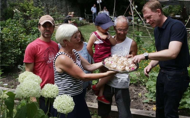 Ein Fleckchen mit „Good Vibrations“ Die von Christa Lenz gebackenen Apfelrosen aus Blätterteig finden Anklang GB-Foto: Bäuerle