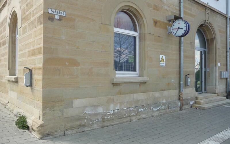 Die weißen Flecken bestehen aus Mineralien, die durch Feuchtigkeit aus dem Sandstein des Mauerwerks ausgeschwemmt wurden. GB-Foto: Reichert