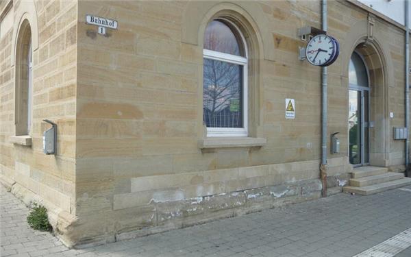 Die weißen Flecken bestehen aus Mineralien, die durch Feuchtigkeit aus dem Sandstein des Mauerwerks ausgeschwemmt wurden. GB-Foto: Reichert