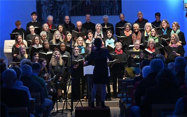 Diese Suche, nach Vertrauen, Verantwortung und Liebe zog sich als roter Faden durch das Oratorium in der St.-Antonius-Kirche Kuppingen. GB-Foto: Holom
