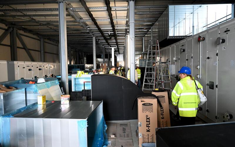 Diese Technikhalle, wie auch manch anderen Raum in dem Neubau, werden Außenstehende in aller Regel nicht mehr zu Gesicht bekommen, wenn die Klinik den Betrieb aufgenommen hat.GB-Foto: Holom